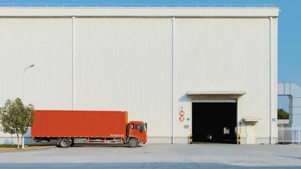 roter LKW vor einer Lagerhalle