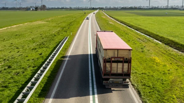 LKW auf einer Landstraße